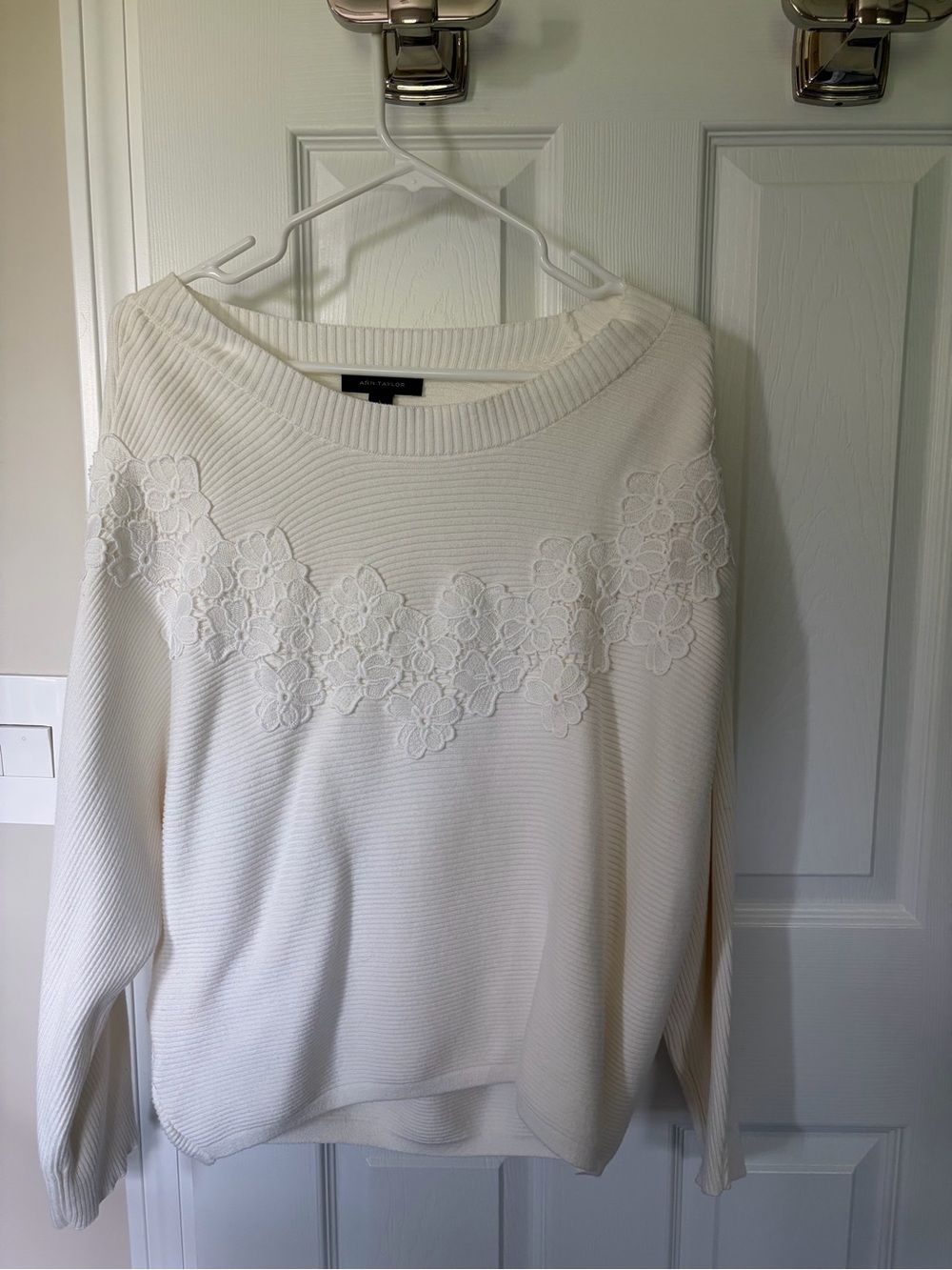 Ann Taylor White Crewneck Sweater -Sweatshirt with Floral Applique